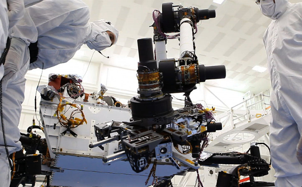 Building Curiosity: Engineers give the rover lessons in hand-eye coordination.