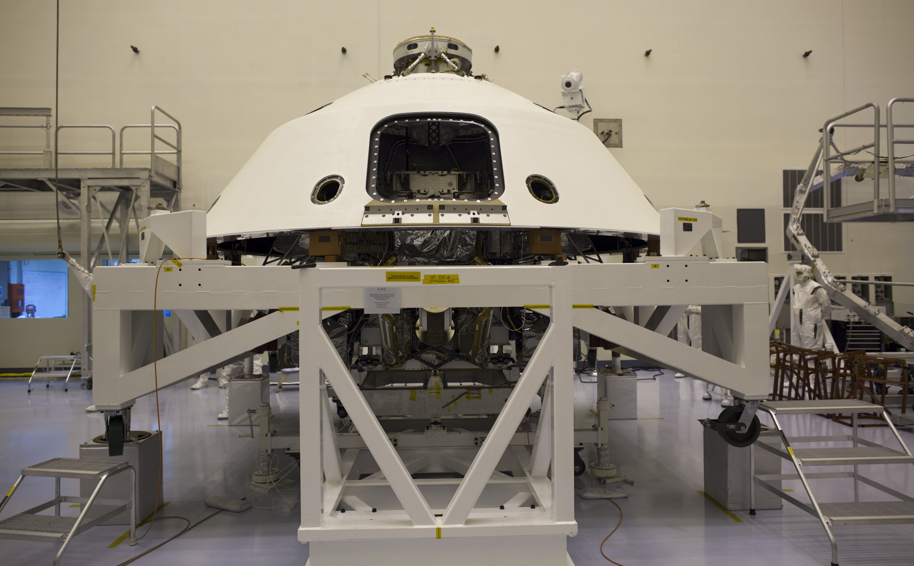 In the Payload Hazardous Servicing Facility at NASA's Kennedy Space Center in Florida, the backshell, a protective cover which carries the parachute and several components used during later stages of entry, descent and landing, has been encapsulated over NASA's Mars Science Laboratory (MSL) rover, Curiosity.