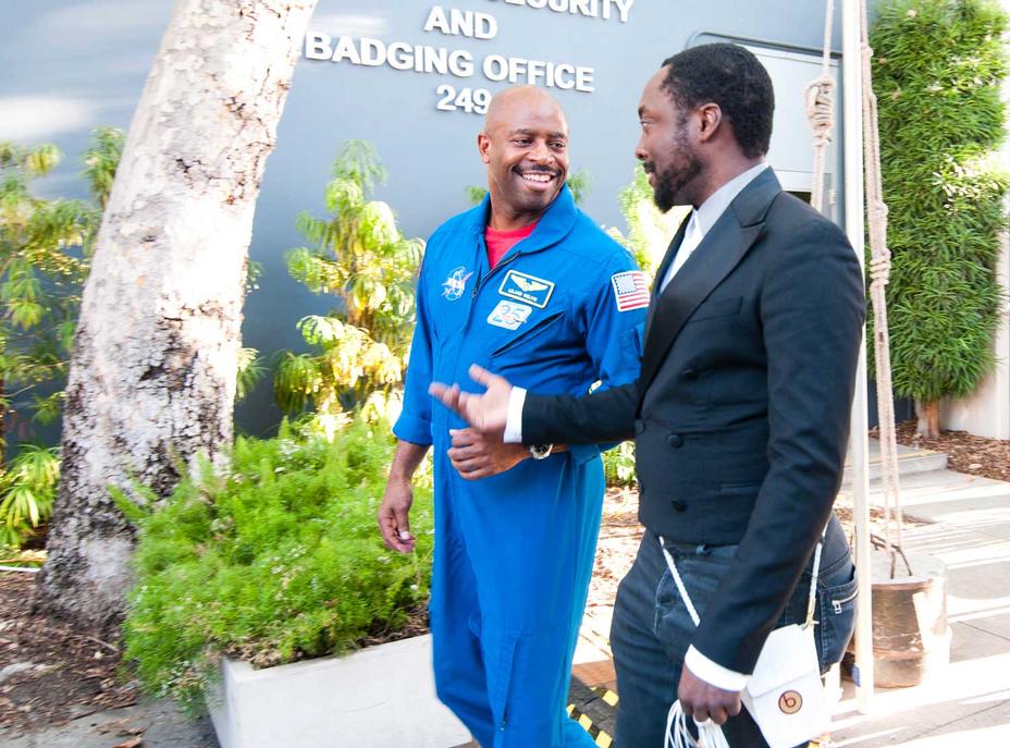 Astronaut, Leland Melvin escorts Will.i.am into JPL at the beginning of the Curiosity Landing Night event.