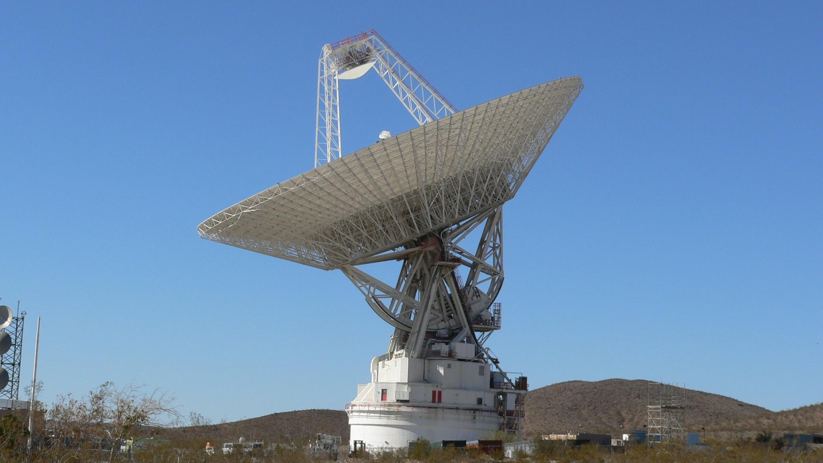The giant, 70-meter-wide antenna at NASA's Deep Space Network complex in Goldstone, Calif., tracks a spacecraft on Nov. 17, 2009.