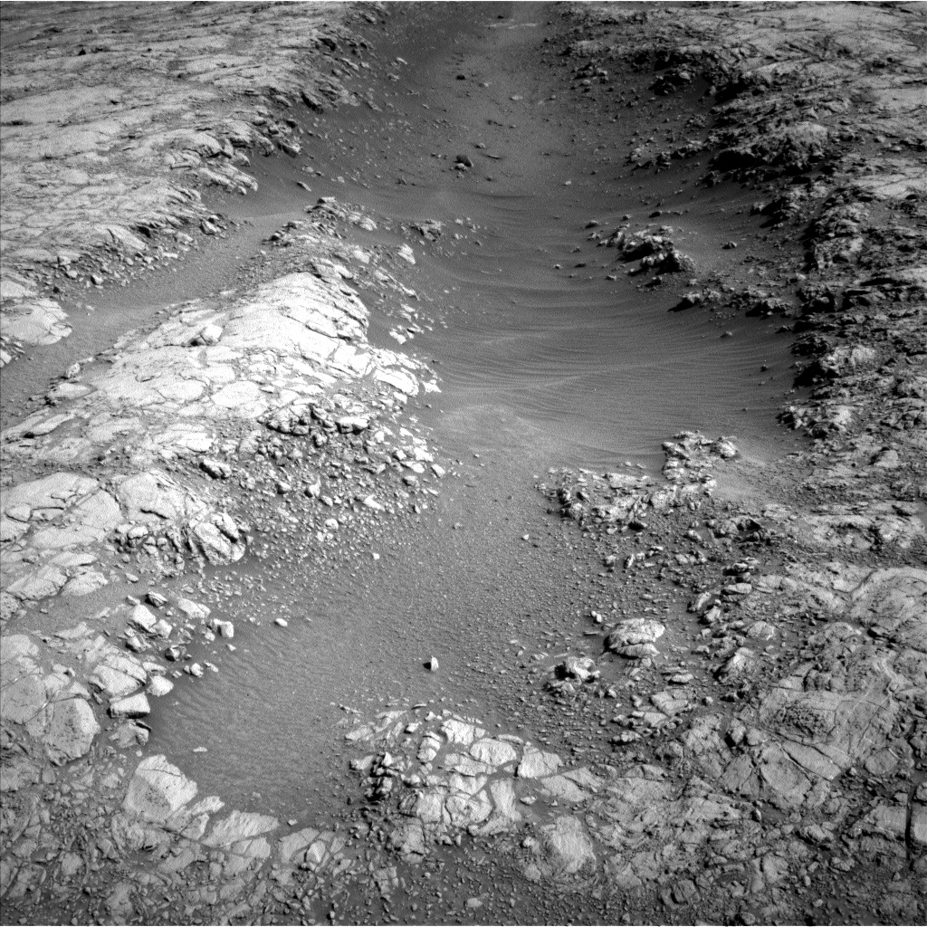 Sols 2645-2646: A Strange Trough on Western Butte