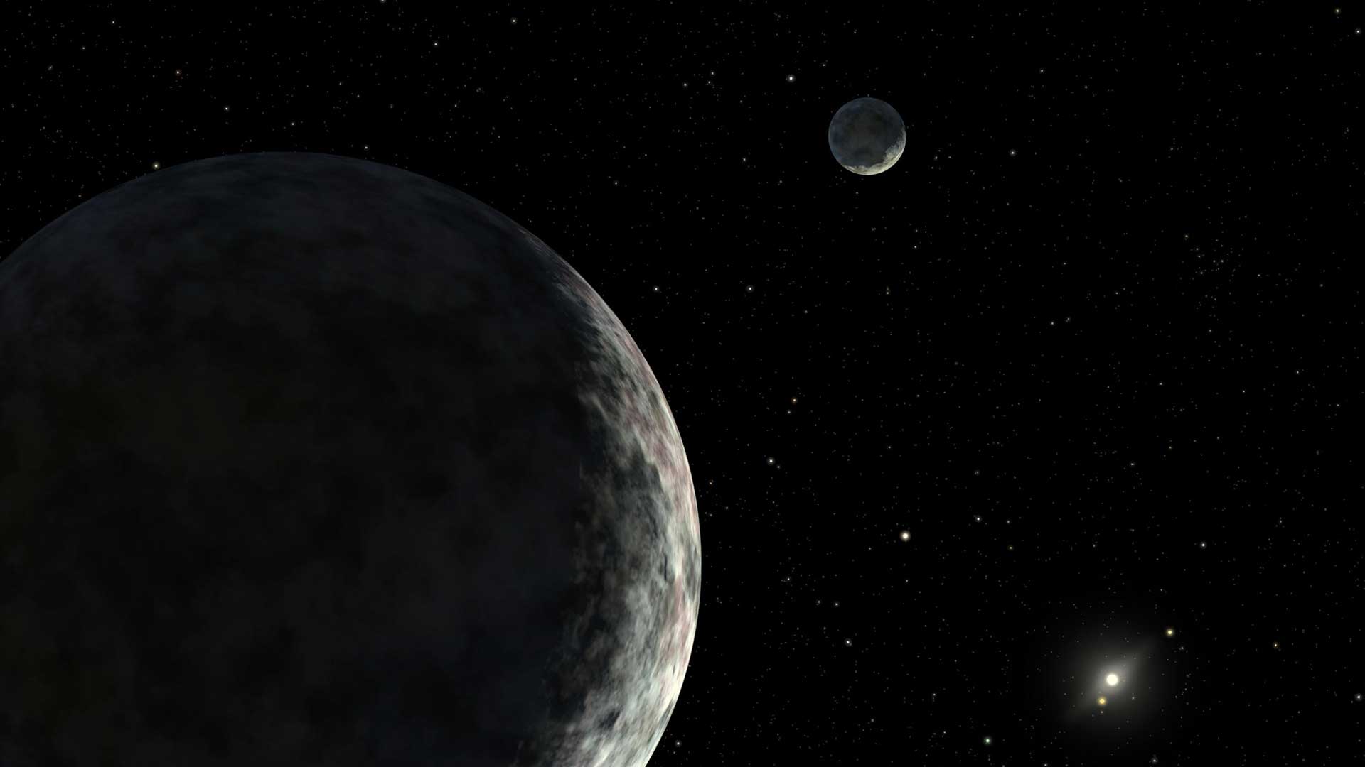 Un pianeta grigio con una luna lontana e un sole lontano.