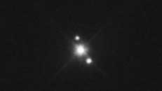Il pianeta nano Haumea sembra un punto luminoso con due più piccoli su ciascun lato.