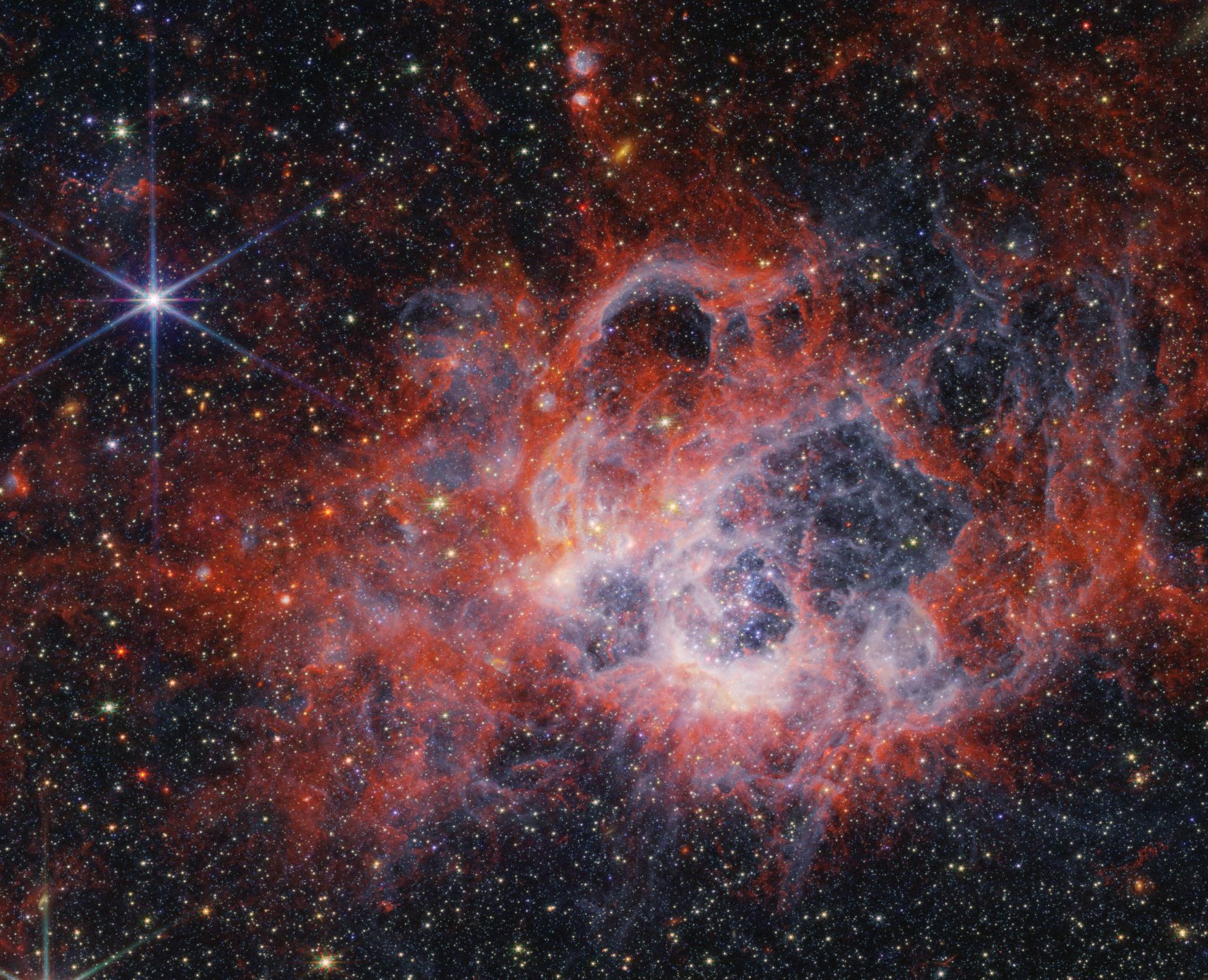 NASA'nın Webb'i kullanılarak NGC 604'ün dallarının simetrisi