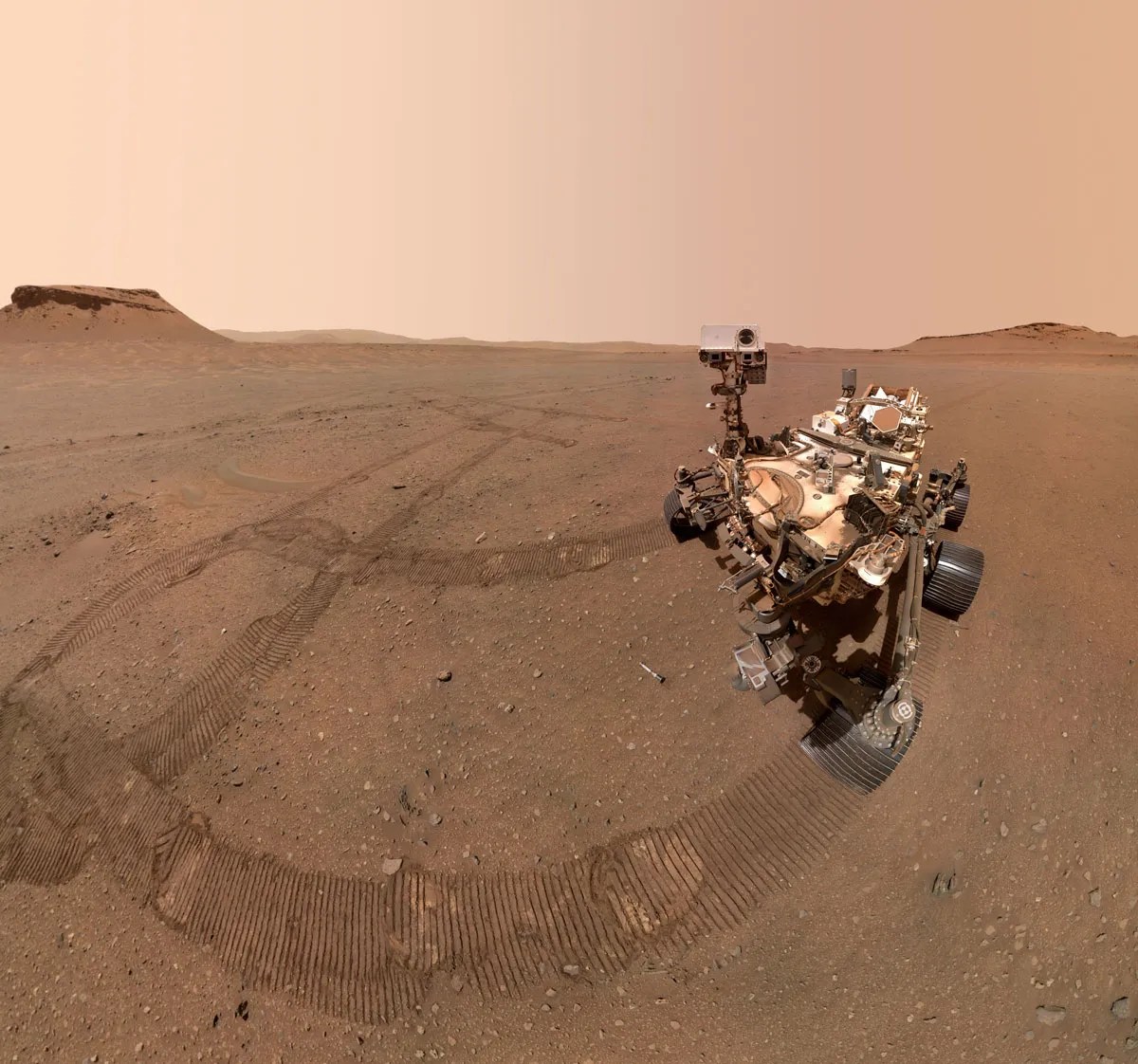 毅力漫游车停在它在火星土壤上留下的轨道中间。