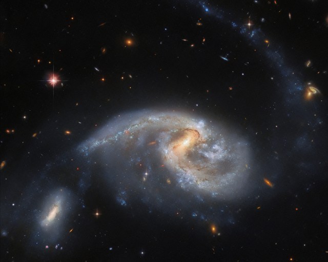 Hubble examine deux galaxies en interaction étroite