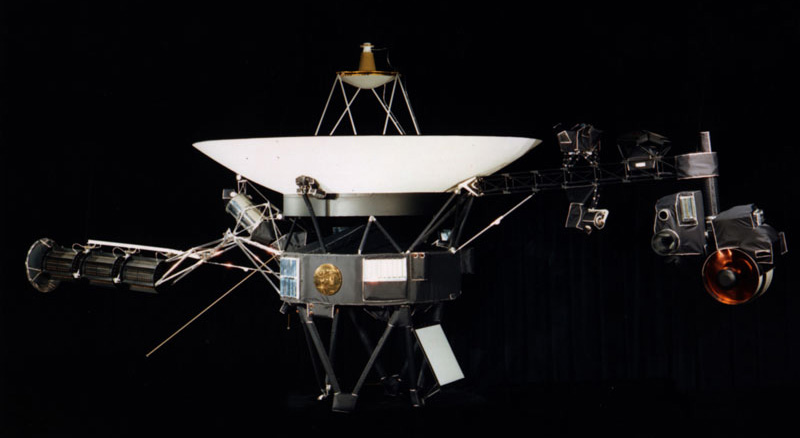 A side view of the entire Voyager spacecraft against a black backround.