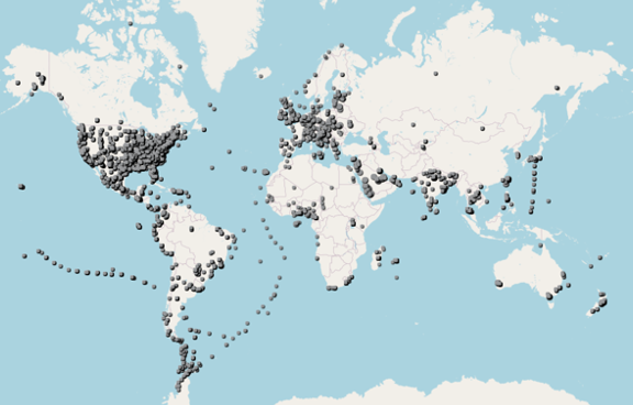 世界地图上的灰色圆点显示了2024年3月15日至4月15日全球日食挑战期间收集的数据分布。美国、欧洲和南亚出现了圆点的集中。海洋上的观测轨迹表明船上收集的数据。