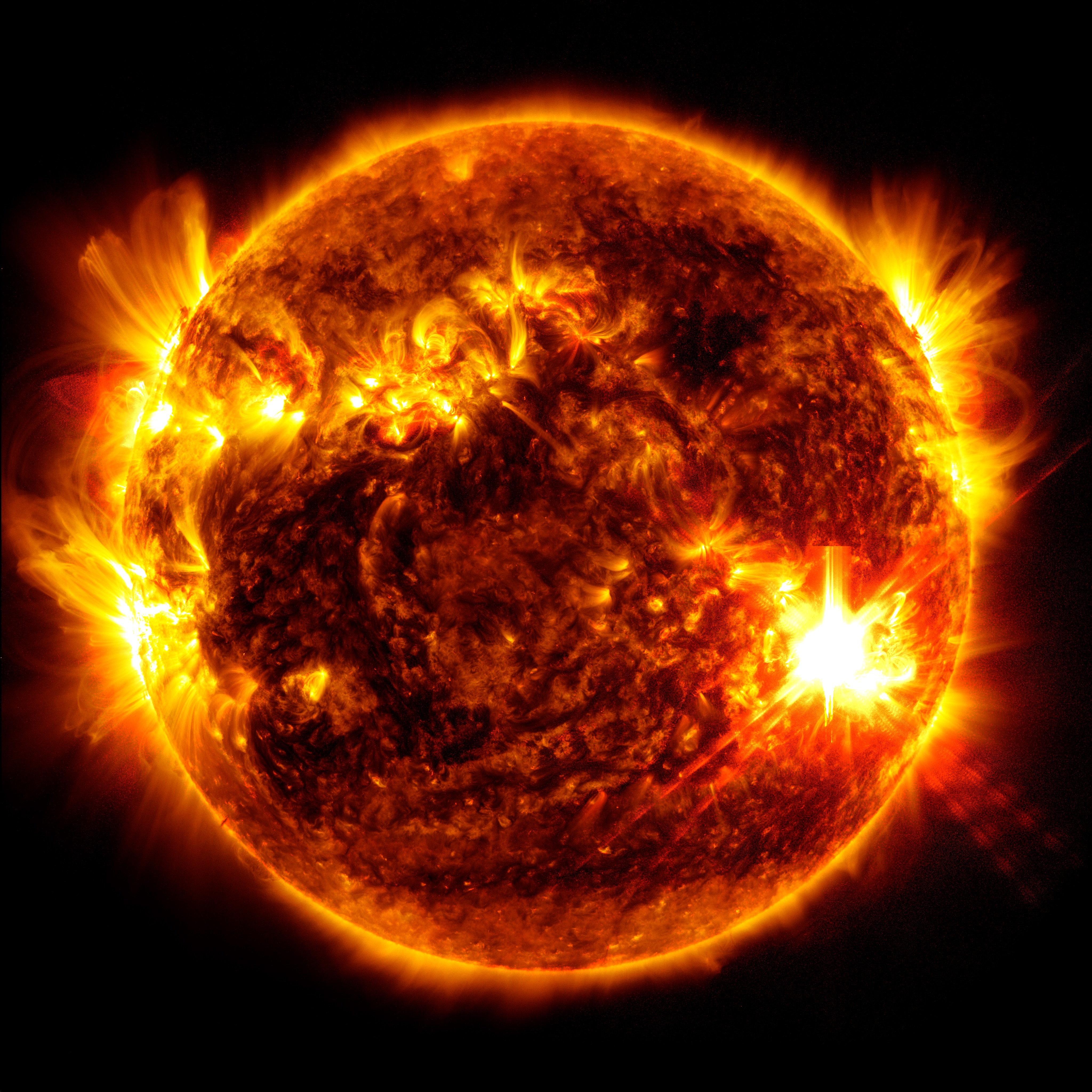 太阳图片显示，在右下角爆发太阳耀斑的地方有一道明亮的闪光。
