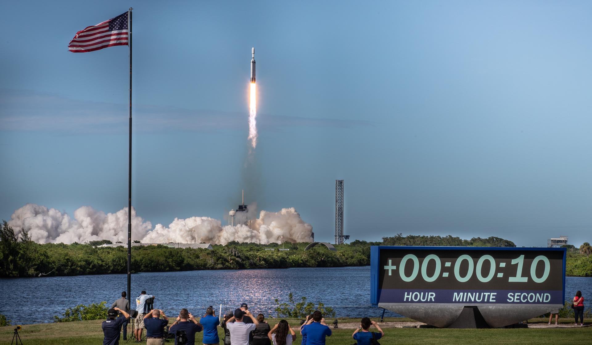 A SpaceX Falcon Heavy rocket carrying the National Oceanic and Atmospheric Administration (NOAA) GOES-U (Geostationary Operational Environmental Satellite U) lifts off from Launch Complex 39A at NASAâs Kennedy Space Center in Florida at 5:26 p.m. EDT on Tuesday, June 25, 2024.