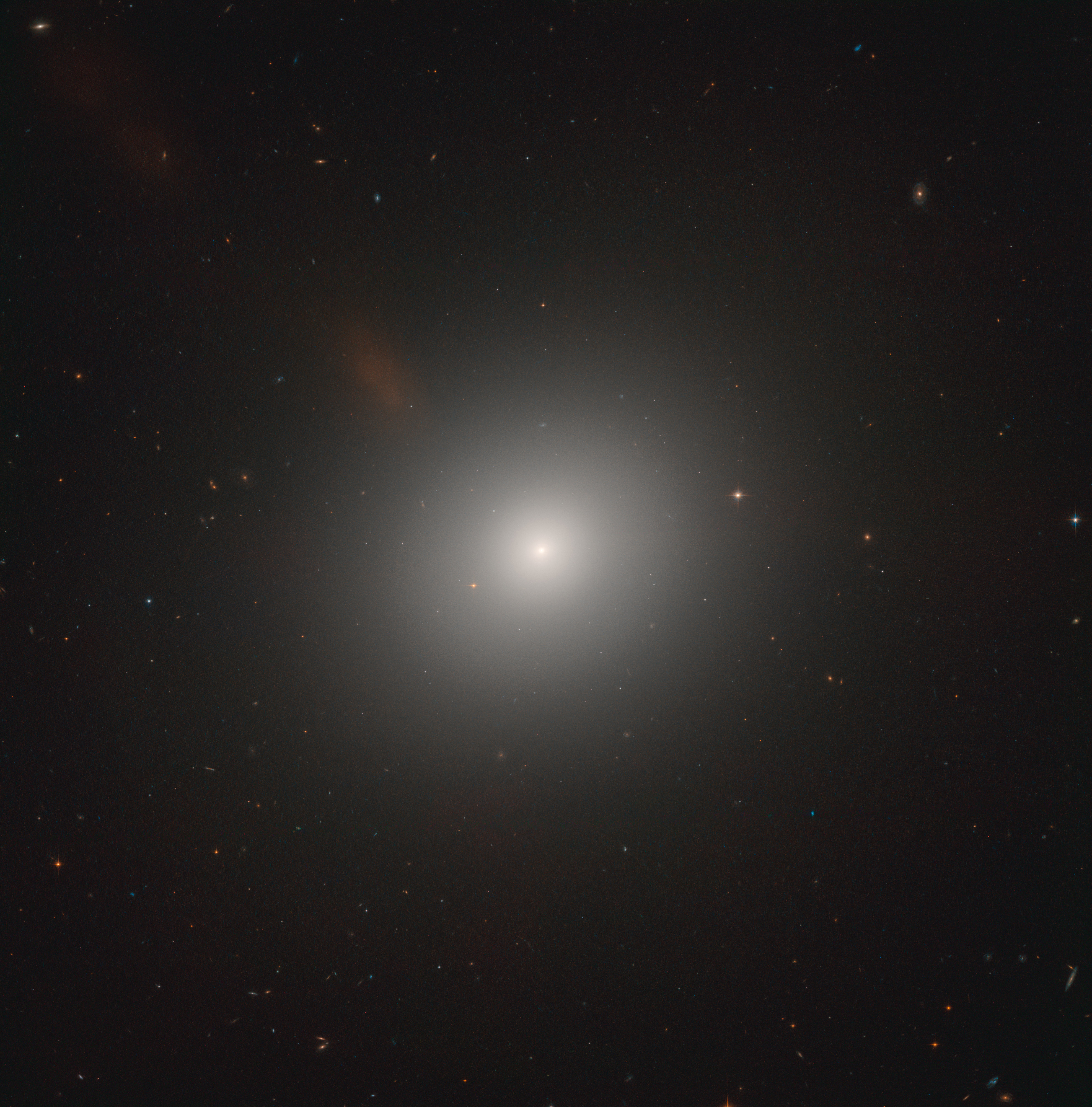 Hubble Examines an Active Galaxy Near the Lion’s Heart