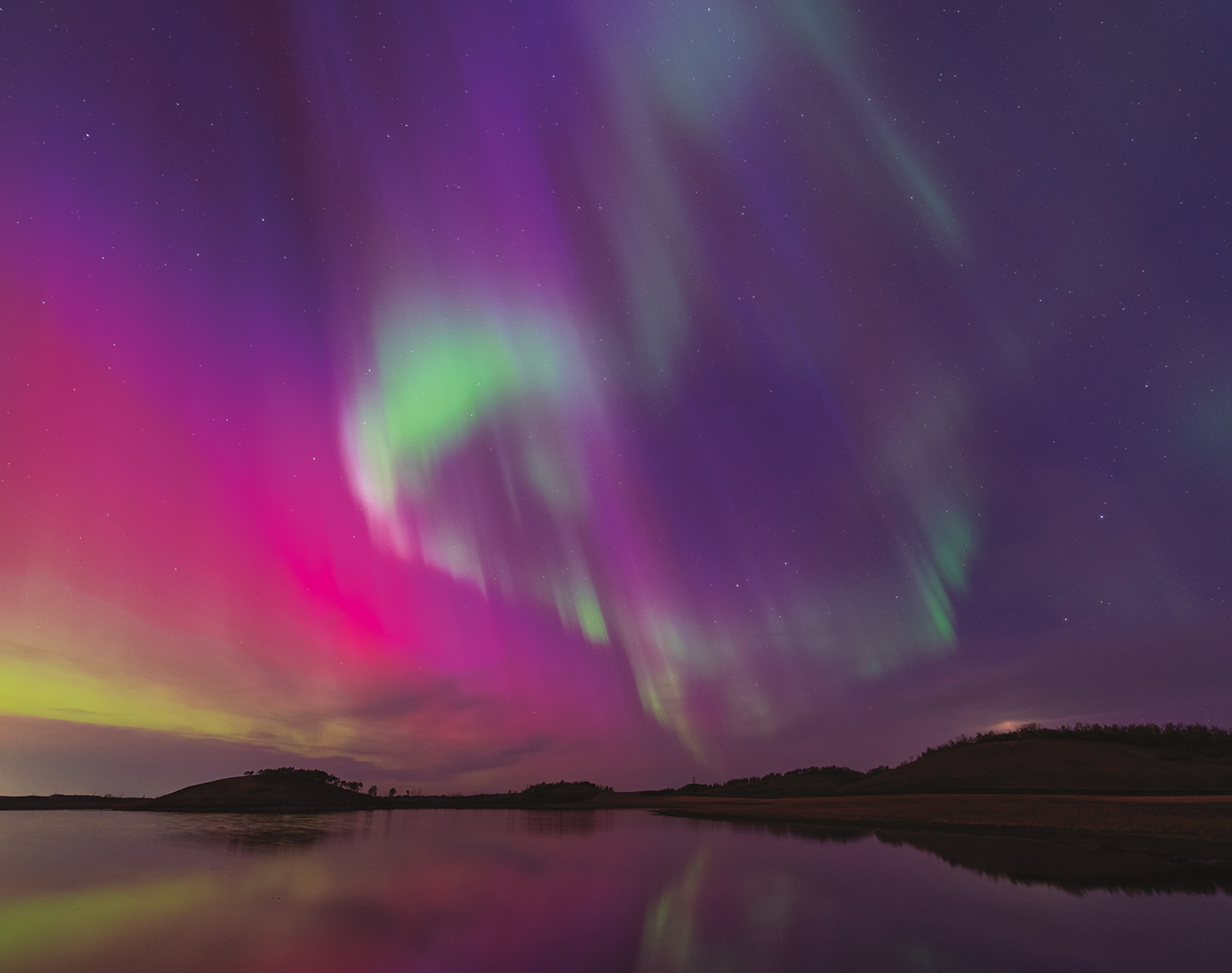 Aurorasaurus Citizen Scientist Captures Brilliant Photo of Aurora